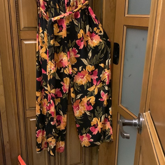 NWOT Maggy London Woman FLORAL SHORT FLUTTER-SLEEVE JUMPSUIT Size 16 - Picture 7 of 11